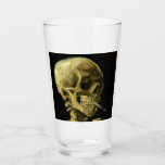 Copo De Pint Esqueleto de Fumagem de Van Gogh<br><div class="desc">Vidro Tumbler com a pintura a óleo de Vincent van Gogh Crânio de um Esqueleto com Cigarro em Chamas (1885-86). Um presente excelente para fãs do Poste-impressionismo e da arte holandesa!</div>