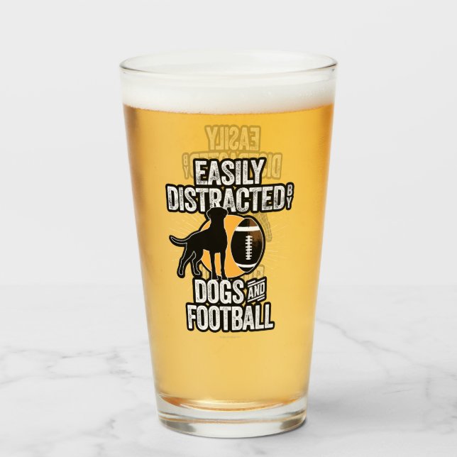 Copo De Pint Facilmente distraído por Cães e Futebol (Frente (Preenchido))