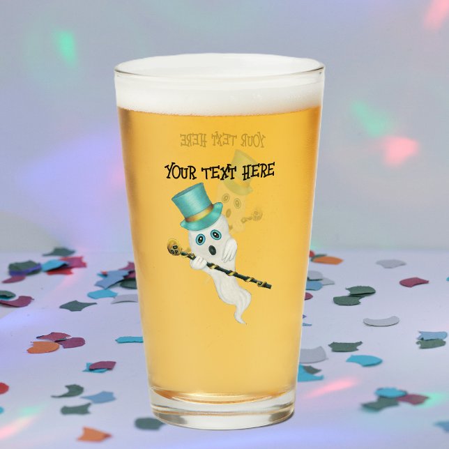 Copo De Pint Fantasma Divertido Vestido Por Cima do Caveira Pre (Fun Ghost blue top hat holding gold skull cane on drinking glass for Halloween.)