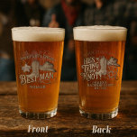 Copo De Pint Festa do Melhor Amigo Grupo de Caubóis Festa de So<br><div class="desc">Agradeça ao seu padrinho com estes divertidos copos de cerveja com tema cowboy para despedida de solteiro. O design apresenta letras rústicas em madeira com uma bota de cowboy, chapéu e laço ou corda formando um coração fofo. Na frente do copo, a legenda diz "The Party Posse" com as palavras...</div>