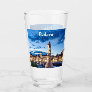 Copo De Pint Fila de estátuas iluminadas em Padova