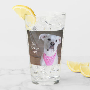 Copo De Pint Foto de Cachorro Branco Bonito Vestindo Scarf Rosa