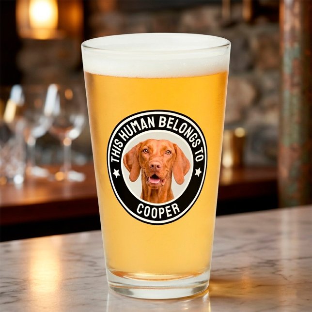 Copo De Pint Foto Divertida de Cachorro de Estimação "Este Huma (This human belongs to Dog Photo Glass)