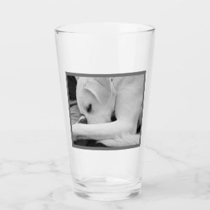 Copo De Pint Foto em preto e branco de Cachorro Bonito Descansa