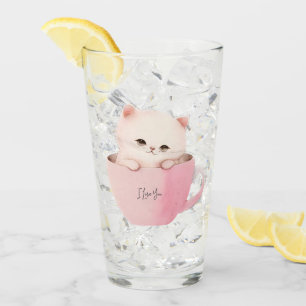 Copo De Pint Gato branco-rosado em uma taça de chá
