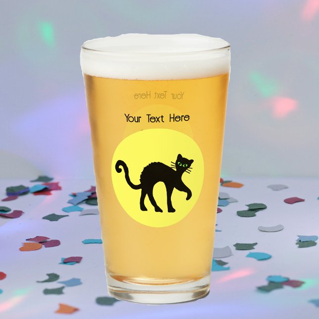 Copo De Pint Gato Preto Assustador Arranhado Cheio Amarelo (Black Cat arched back green eyes against full yellow moon on glass drink tumbler.)