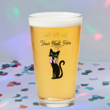 Gato preto elegante sentado com grandes olhos verd