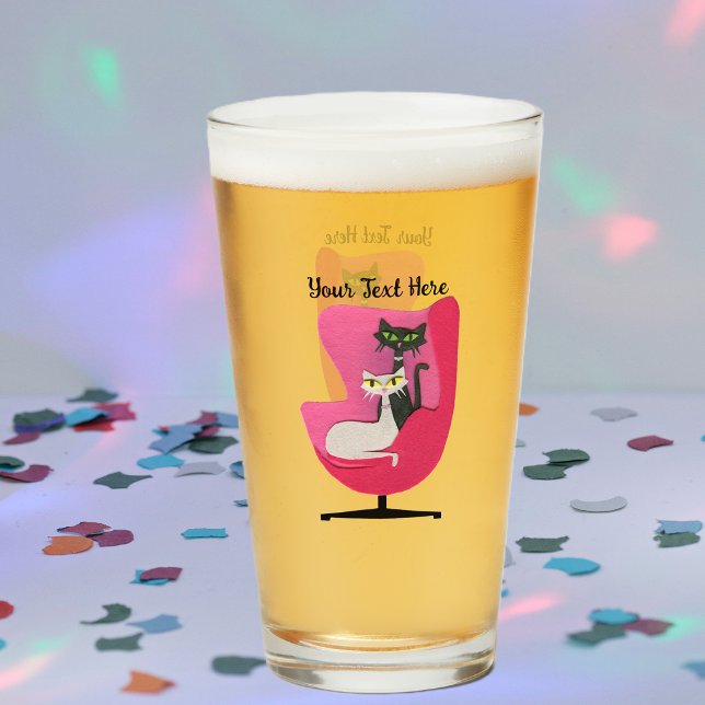 Copo De Pint Gatos Atômicos Preto e Branco em Cadeira Rosa Vint (Atomic cats sitting together in vintage bright pink chair on glass drinking tumbler.)