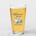 Copo De Pint Jantar de ensaio de cor branca-azul-poeirenta<br><div class="desc">Jantar Elegante, bebendo óculos, perfeito para a noiva e o noivo compartilharem com seus queridos convidados. Cada vidro apresenta "Jantar de Ensaio" em uma letra elegante, com os nomes da noiva e do noivo mostrados elegantemente na parte inferior. Adorados com lindas flores azuis e aquáticas brancas empoeiradas, esses óculos são...</div>