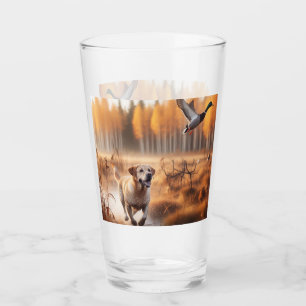 Copo De Pint Labrador/cão na caça ao pato no outono