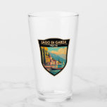 Copo De Pint Lago di Garda Italia Viagem Art Vintage<br><div class="desc">Design de arte vetorial do Lago Garda. O lago Garda,  na Itália norte,  é conhecido pela sua água cristalina. No extremo sul,  a cidade de Sirmione é dominada pela Rocca Scaligera,  uma fortaleza com visões portuárias.</div>