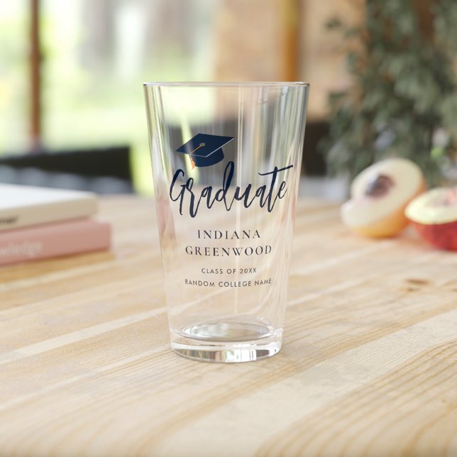 Copo De Pint Marinho de Graduação 2025 Formando Personalizado A (Graduation 2025 Script Navy Blue Personalized Grad Glass)