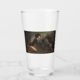 Copo De Pint Morte e jovem mulher