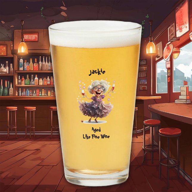 Copo De Pint Mulher Mais velho espirituosa (Criador carregado)