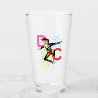 Copo De Pint Mulher na dança do ar do médio