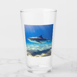 Copo De Pint Nadação de tubarões no oceano azul