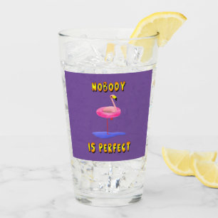 Copo De Pint Ninguém é perfeito - flamingo com anel de natação