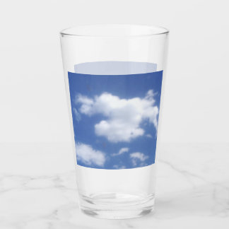 Copo De Pint nuvens no céu azul