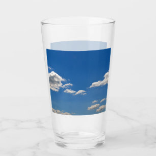 Copo De Pint O céu é azul e as nuvens brancas estão passando