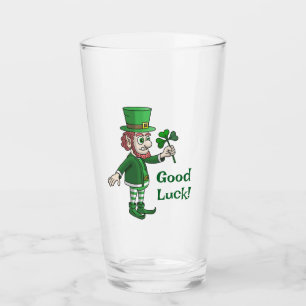 Copo De Pint O Leprechaun com um trevo