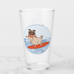 Copo De Pint Onda montando cachorro feliz no surfboard