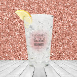 Copo De Pint Pétalas de Chá de panela brilhante cor-de-rosa e P<br><div class="desc">Este vidro elegante é a adição perfeita a qualquer chá de panela. O copo é personalizado com o nome da noiva em uma fonte na moda, fazer-a como um presente único e especial. O vidro também é enfeitado com uma bela brilho rosa, adicionando um toque de brilho e elegância. Esse...</div>