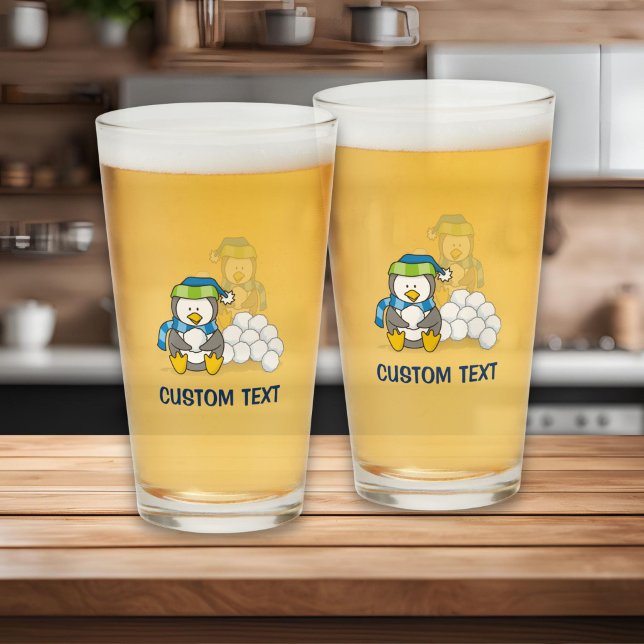 Copo De Pint Pinguim pequeno sentado com bolas de neve (Criador carregado)