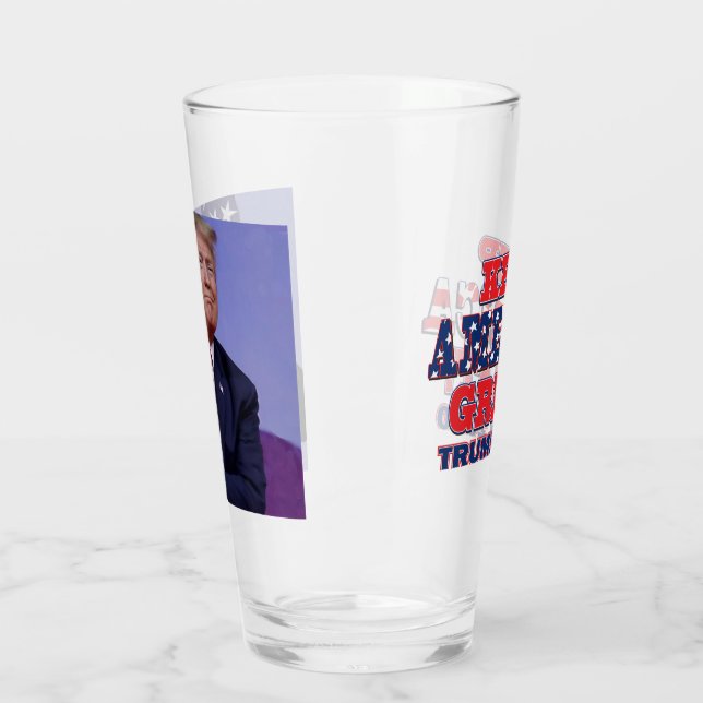 Copo De Pint Presidente Trump abraçando a bandeira americana (Esquerda)