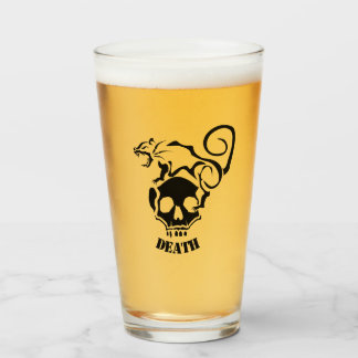 Copo De Pint Rato raivoso num crânio de Mau