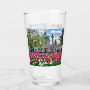 Copo De Pint Rua. Charles Church em primavera em Viena, Áustria