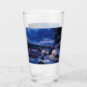 Copo De Pint Rua da noite em Praga