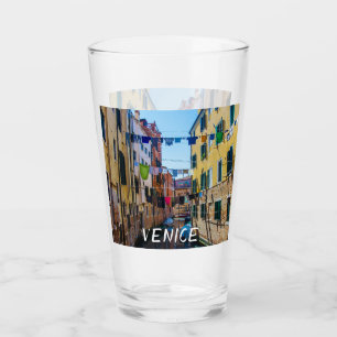Copo De Pint Rua em Veneza com roupa lavada com roupa lavada na