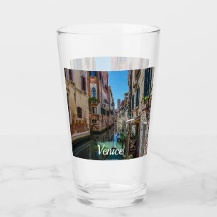 Copo De Pint Rua estreita com canal em Veneza