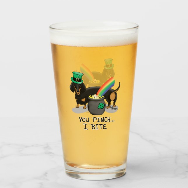 Copo De Pint Ruas engraçadas. Dia de Patrick Dachshund (preto e (Traseira (Preenchido))