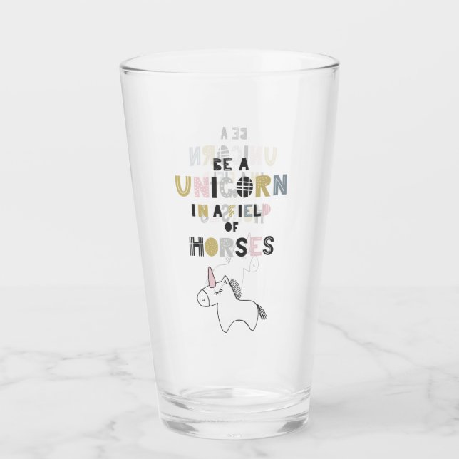 Copo De Pint Seja um unicórnio em um campo dos cavalos (Frente)