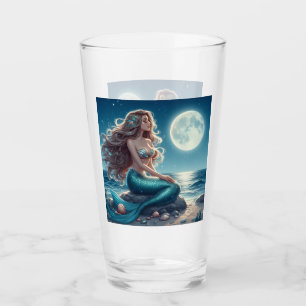 Copo De Pint Sereia na praia à noite