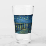 Copo De Pint Starry Night Over the River Rhone (por van Gogh)<br><div class="desc">Esta design apresenta uma pintura do artista Poste-impressionista holandês Vincent van Gogh (1853-1890), que é amplamente reconhecido como uma das figuras mais influentes da história da arte ocidental. É uma pintura paisagística que mostra a cidade francesa de Arles à noite na margem do rio Rhône. A cena escolhida por van...</div>