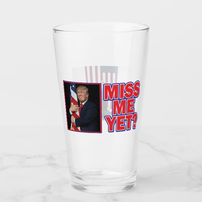 Copo De Pint Trump Hugging the Flag (Frente)