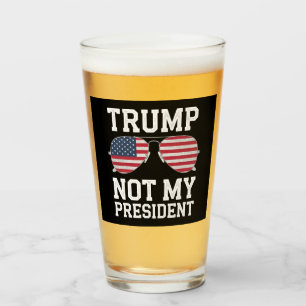 Copo De Pint Trump Não é meu presidente Anti Trump
