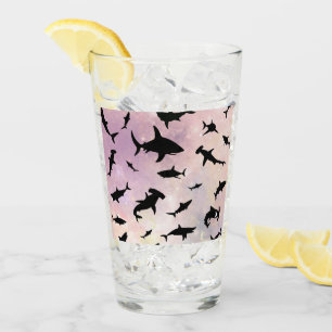 Copo De Pint Tubarão-sombra rosa no espaço galáxico inclinado