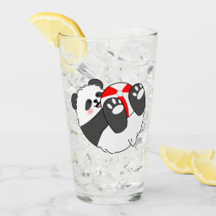 Copo De Pint Um Bebê Panda Fofo Brincando com uma Bola