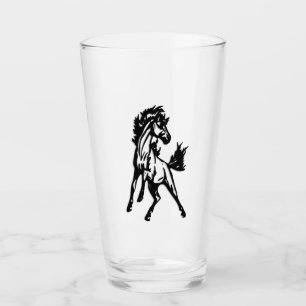 Copo De Pint Um cavalo saltitante alegre na natureza