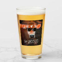 Vaca em óculos escuros não muito engraçada