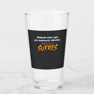 Copo De Pint Vaso bebe agua mientras sufres