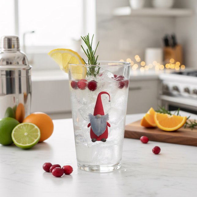 Copo De Pint Vidro Feriado Gnomo de Natal Gnomo (Elevate your holiday drink station with these adorable personalized gnome glasses.)