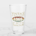 Copo De Pint Vintage 1965 60th Birthday<br><div class="desc">Celebre o ano em que você estava nascer com esta ideia engraçada de presente de aniversário para qualquer um que fizesse uma etapa importante. Diz "Vintage,  qualidade premium,  envelhecida à perfeição".</div>