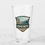 Copo De Pint Yosemite National Park Illustration Retro Crachá<br><div class="desc">Yosemite vetor trabalho de arte design. O parque é famoso por suas gigantes sequoias antigas e para o Tunnel View,  a vista icônica da queda de Bridalveil e os penhascos granitos de El Capitan e Half Dome.</div>