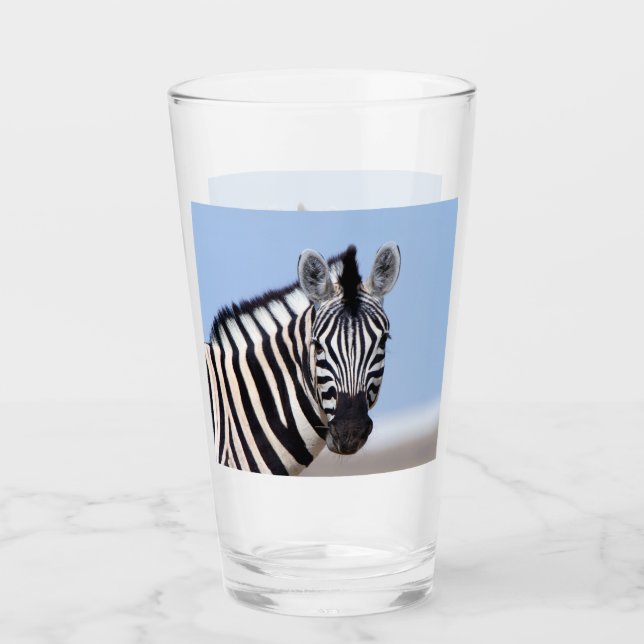 Copo De Pint Zebra olhando para você com uma foto azul do céu (Frente)