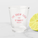 Copo De Shot A Bachelorette do Tema de Esqui Rosa da Neve<br><div class="desc">A solteira de esqui personalizada, cor-de-rosa, do Snow Bach Shot Glass. Personalize com o ano da viagem de esqui, nome do resort e local. Perfeito para uma viagem de destino de soleira ou para uma festa de solteira de tema de esqui ou neve. Projetado para combinar com a nossa Coleção...</div>