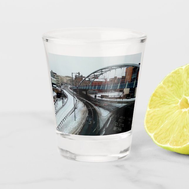 Copo De Shot A ponte, na neve (Frente)